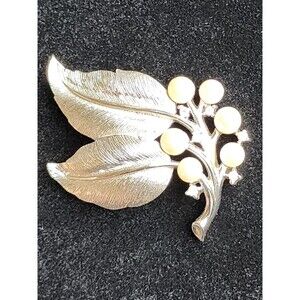 Vintage Crown Trifari Simulated Pearl Rhinestone Silver Tone Pin Brooch VTG